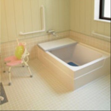 「美里の風」の介護浴室。スタッフが介助をしてくれる。