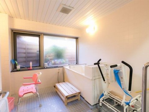 「ナーシングホーム北久里浜」の屋上浴室。外光を取り入れており、浴室が明るく感じる。