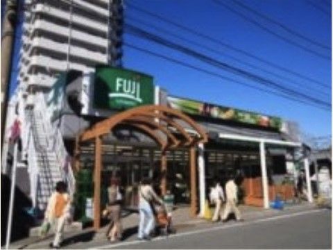 「ナーシングホーム北久里浜」の周辺環境。食材や商品の買い出しがしやすい。
