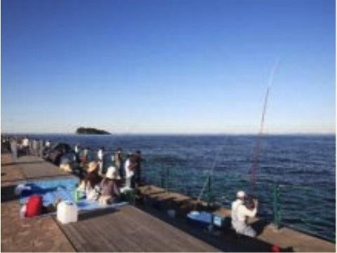 「ナーシングホーム北久里浜」の周辺環境。堤防で、釣りをしている方を見かける。
