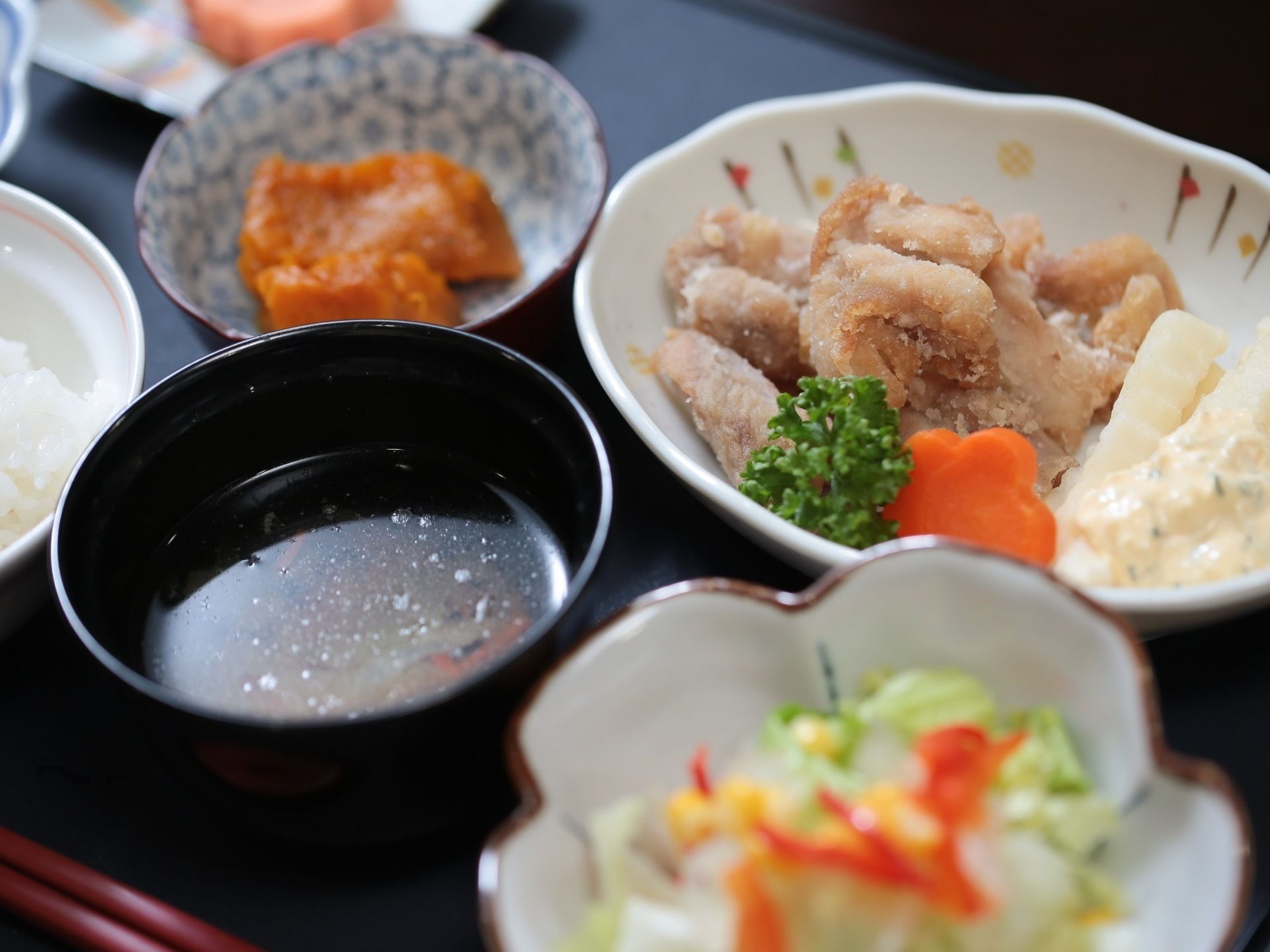 肉料理をメインに、バランス良く食材を使った食事メニュー