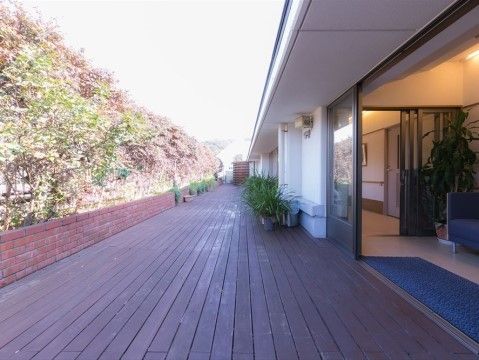 掃き出しの窓から行き来することができる、縦長に設置されたウッドデッキ