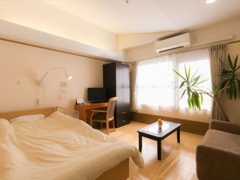 「ナーシングホーム北久里浜」の居室。18㎡の広さを確保しており、ゆったりと寛げる。