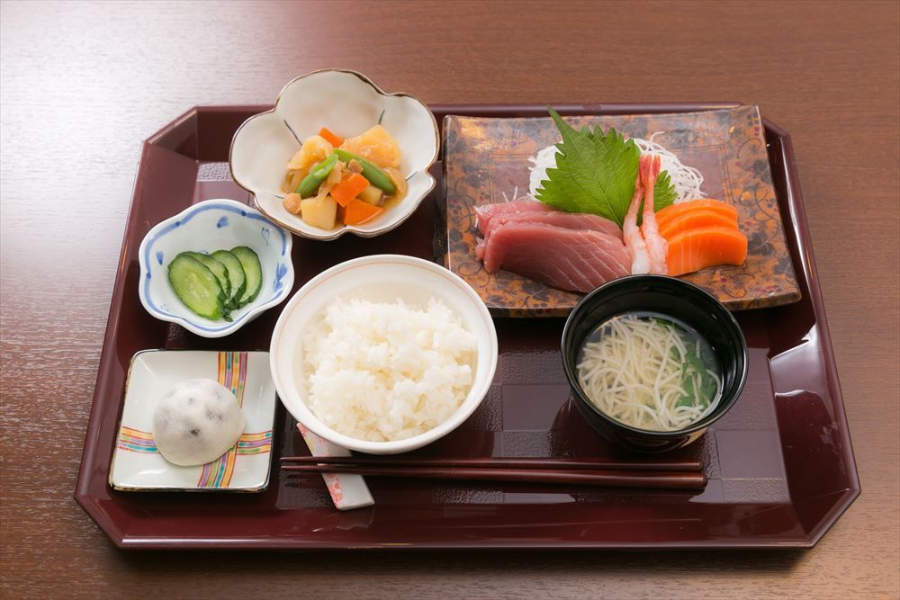 肉じゃがと刺身の盛り合わせ、そうめんと豆大福が付いたメニュー