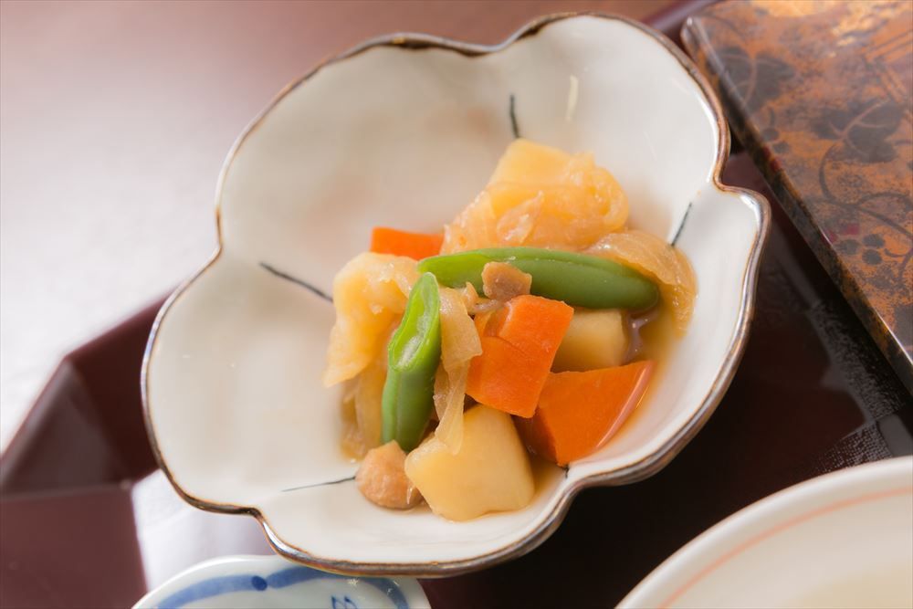 にんじん、じゃがいも、いんげん、玉ねぎの入った煮物