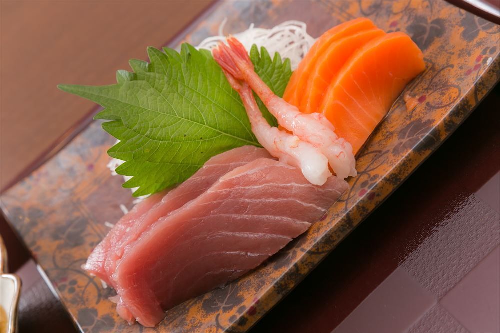 まぐろ、甘えび、サーモンの刺身の盛り合わせ