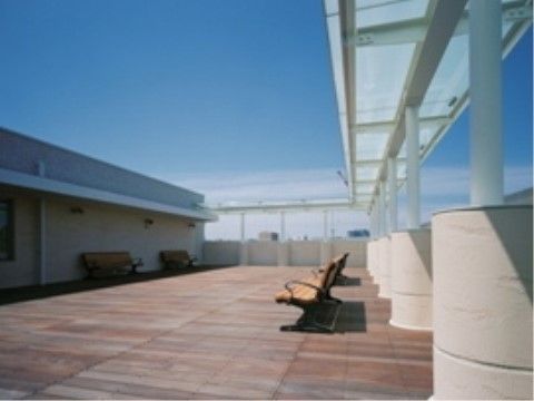 屋上には、落下防止柵やバリアフリーを配置して、安全を確保している。読書やおしゃべりなど、自由な時間を過ごすことができる。