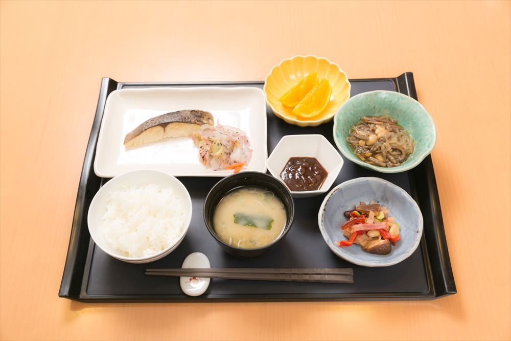 焼き魚と豆もやしの和え物とごはんと味噌汁のセット