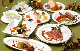 ソースアートを施したさまざまな料理