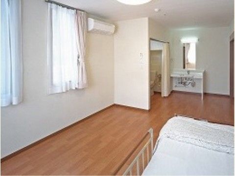 「ケアホーム ディア・レスト岩国」の居室。18㎡以上の広さを備えている。