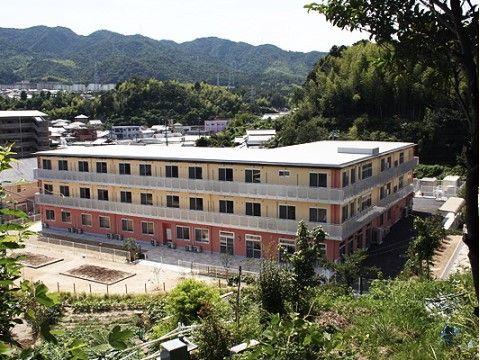 自然豊かな場所に建つ3階建ての建物
