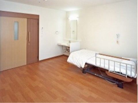 洗面台が設置されベッドが配置された居室