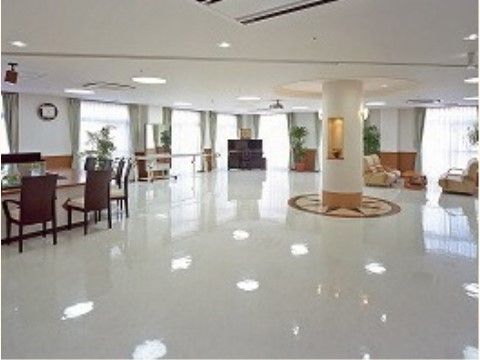 「ケアホーム ディア・レスト岩国」の喫茶コーナー。床面は鏡面仕上げのタイルになっている。
