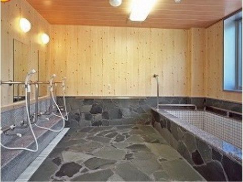 「ケアホーム ディア・レスト岩国」の浴室。湯船が大きく、手足を伸ばすことができる。