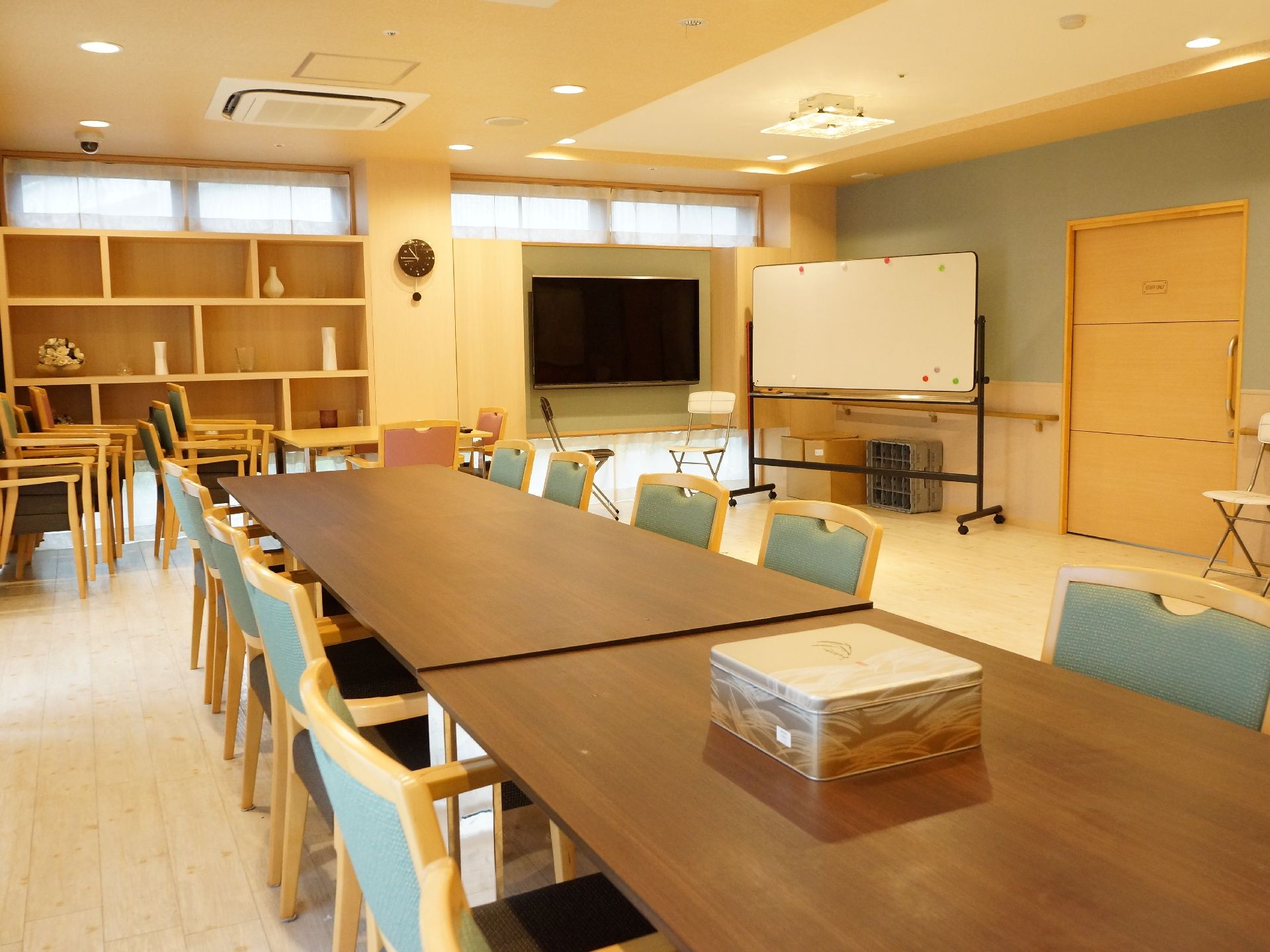 テレビやホワイトボードがある。扉はスライド式である。段差のないフラットな床で安全な作りとなっている。
