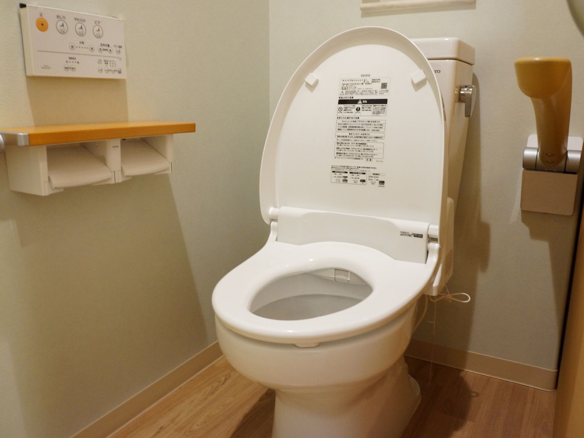 温水洗浄付きのトイレである。手すりが設置されており、安全である。段差のないフラットな床となっている。