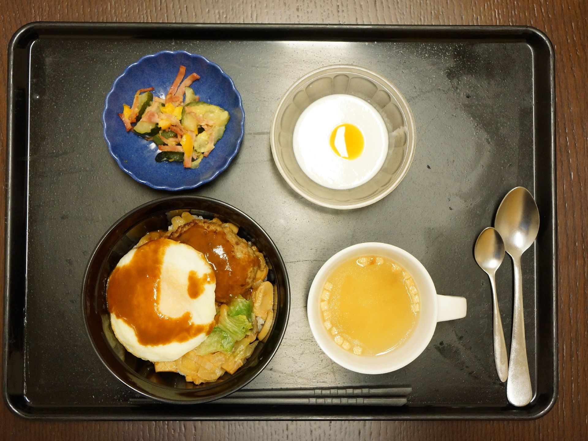 色鮮やかな見た目で食欲をそそる。たくさんの栄養が摂れるメニューとなっている。食べきりやすい量である。