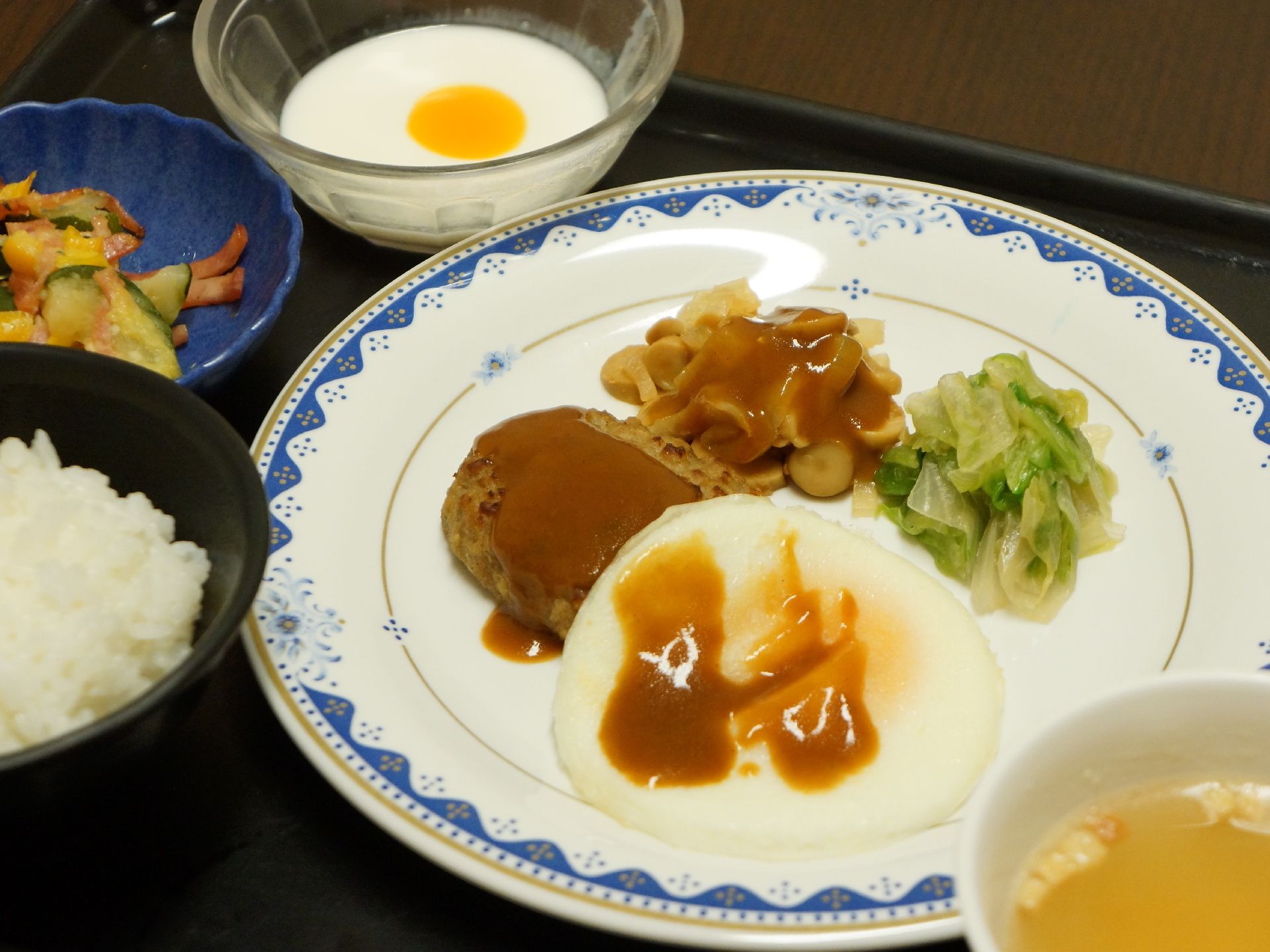 お肉、野菜、主食がバランスよく取り入れられた食事である。デザートもついている。色鮮やかなメニューとなっている。
