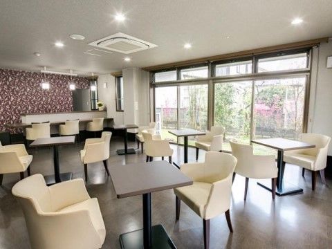 「プレミアムハートライフ大岩」の喫茶コーナー。間接照明や日当たりがよく、喫茶コーナーとして落ち着きがある。