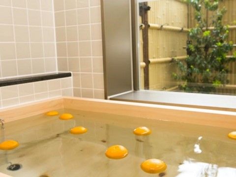 「プレミアムハートライフ大岩」のヒノキ風呂。自然を感じられるよう、ヒノキの浴槽や柑橘系の物を使用している。