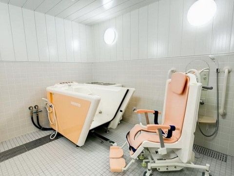 「プレミアムハートライフ大岩」の機械浴室。入居者様のニーズに合わせて、入浴をすることができる。
