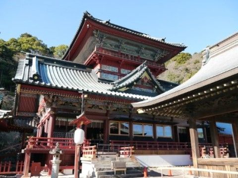 「プレミアムハートライフ大岩」の周辺環境。お賽銭箱にお金を納め、願い事を行っている。
