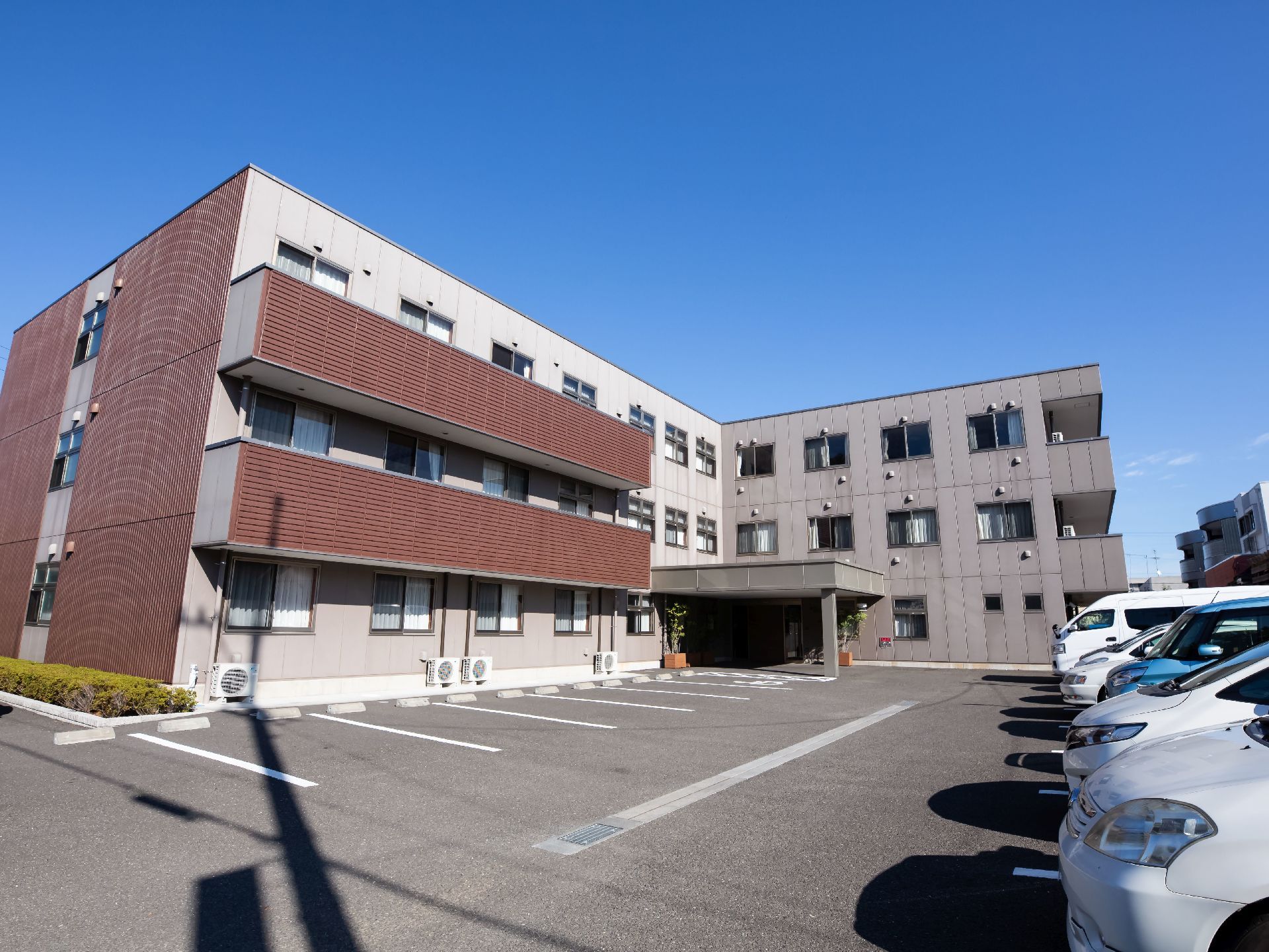 広々とした駐車場が完備されている。３階建ての建造物である。大きなベランダが備わっている。玄関には屋根がついている。