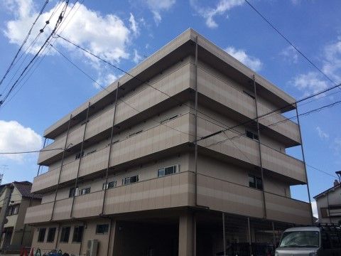１階部分に駐車スペースがある。隣との敷地の境にはフェンスがある。２階以上にはベランダが設置されている。