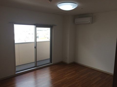 室内の壁は白く、段差のないフローリングになっている。エアコンが完備され、窓にはカーテンレールが付いている。