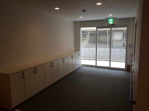 エントランスは広くなっており、段差がない。片方の壁には手すり、もう一方の壁には靴箱が設置されている。