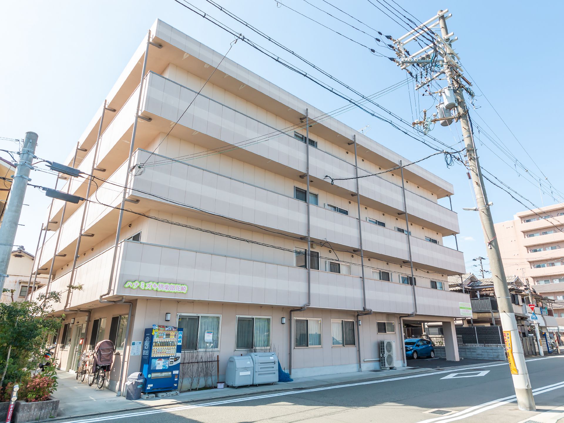 エレベーターが完備されている４階建ての施設