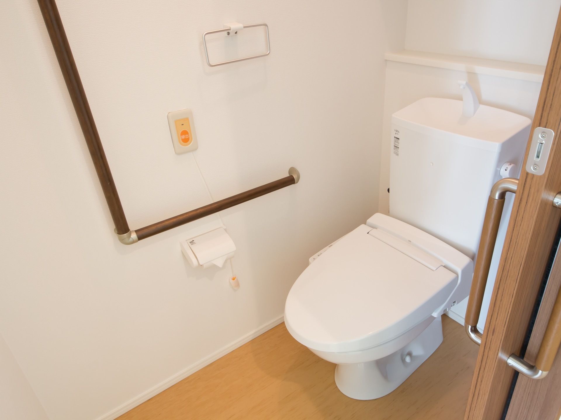 トイレにはスタッフ呼び出し用のボタンがある。また押すことが困難場合、紐を引っ張ることにより呼び出すことも可能である。
