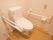 トイレの壁にはペーパーホルダーと手すりがある。入居者様はそれをつかみながら、トイレットペーパーを使用することができる。