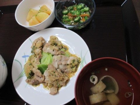 陽だまり岬のお食事。お好みやアレルギーなどご入居者様に合わせたお食事を完備している。