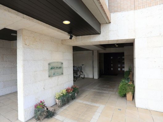 贅沢な空間造りが印象的なエントランス