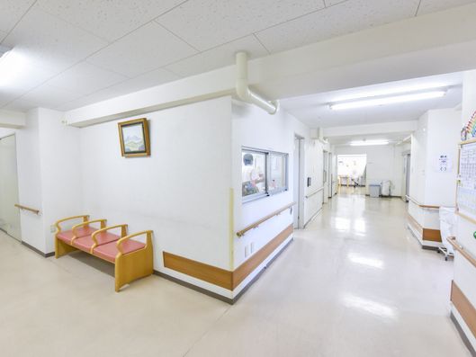 広い廊下が印象的な施設内風景