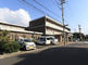 静かな街並みと介護施設外観