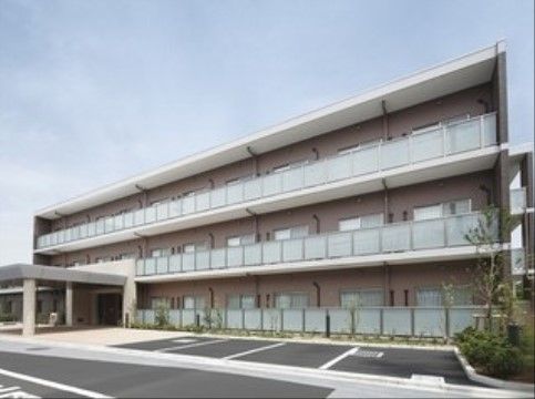 「ニチイホームさいたま新都心」の外観。敷地内に駐車場がある。