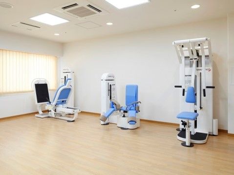 「ニチイホームさいたま新都心」の機能訓練室。トレーニングマシンを完備している。