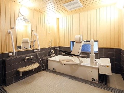 「ニチイホームさいたま新都心」の個人浴室。浴室内に手すりを設けている。