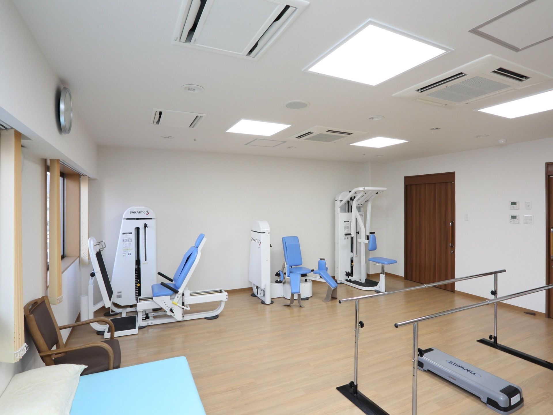 白を基調とした清潔感のある機能訓練室には、必要な機材が揃えてある。室温調節がしっかりしているので快適な環境で機能訓練が行える。