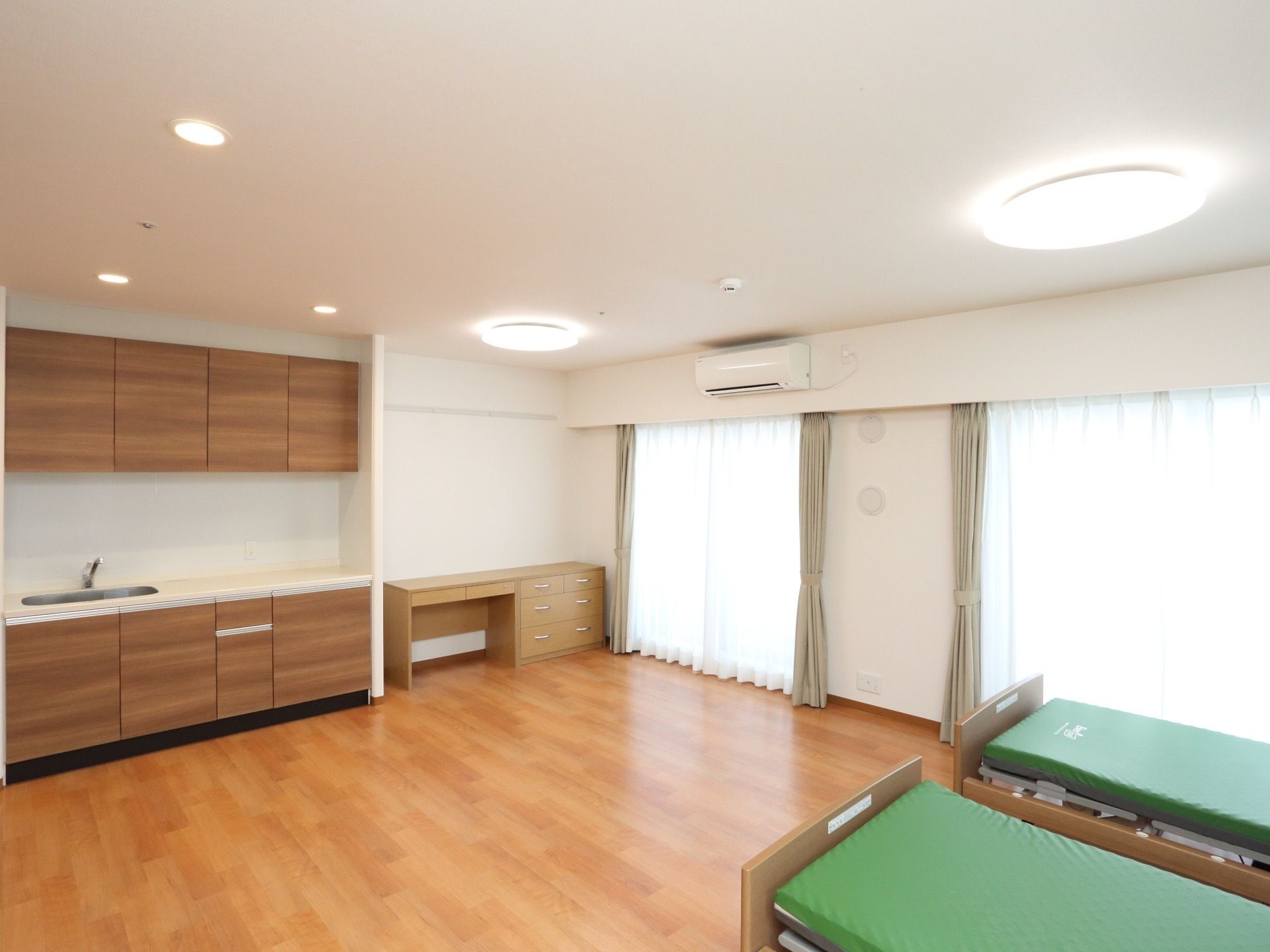 窓からは外からの光を取り込み室内を明るく見せてくれる。２人での入居が可能になっているので、ご夫婦でご利用いただける。