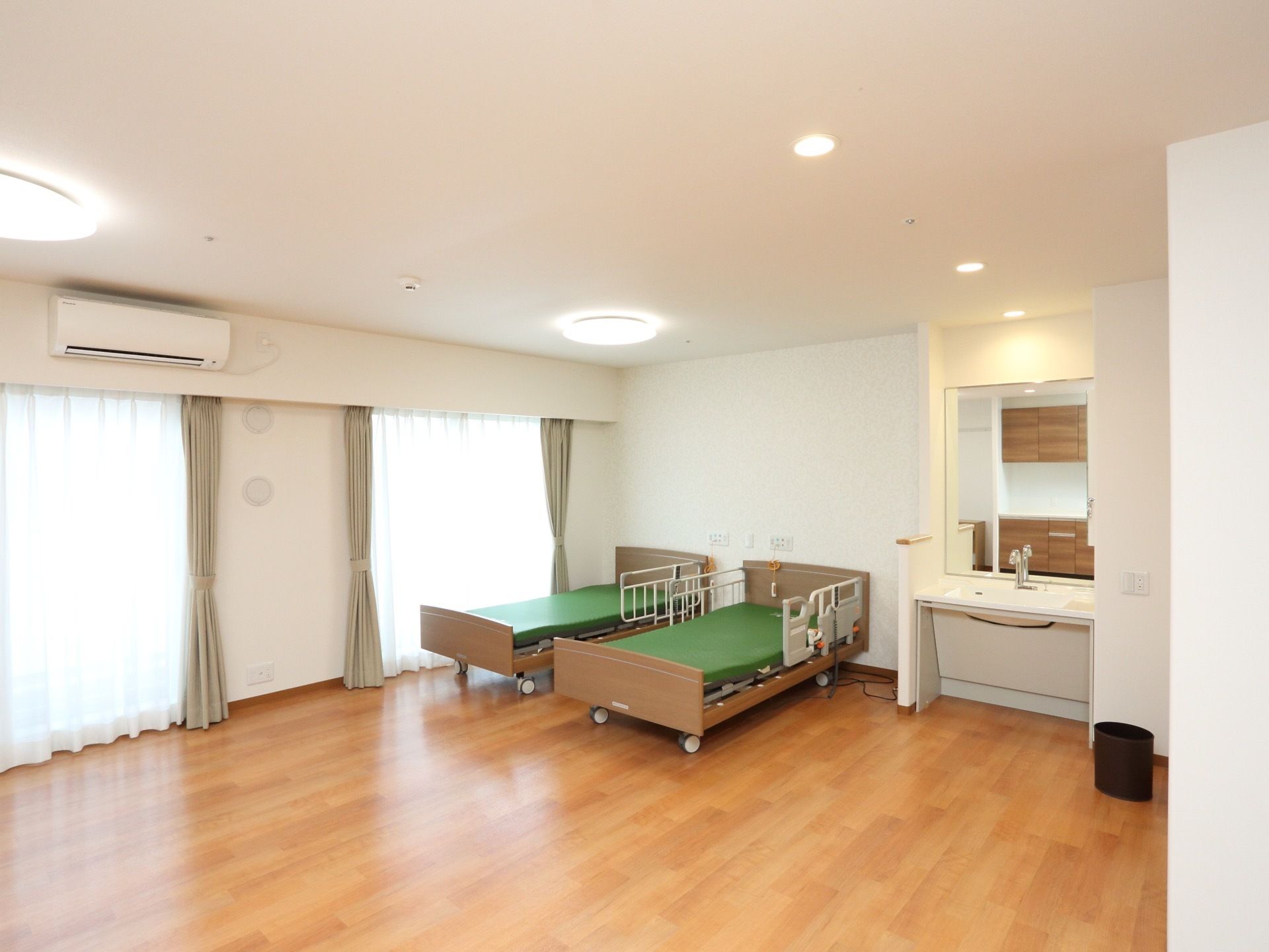 白を基調とした広い居室は清潔感があり明るい空間になっている。夫婦で入居していただけるので、パートナーとゆっくり生活を送っていただける。