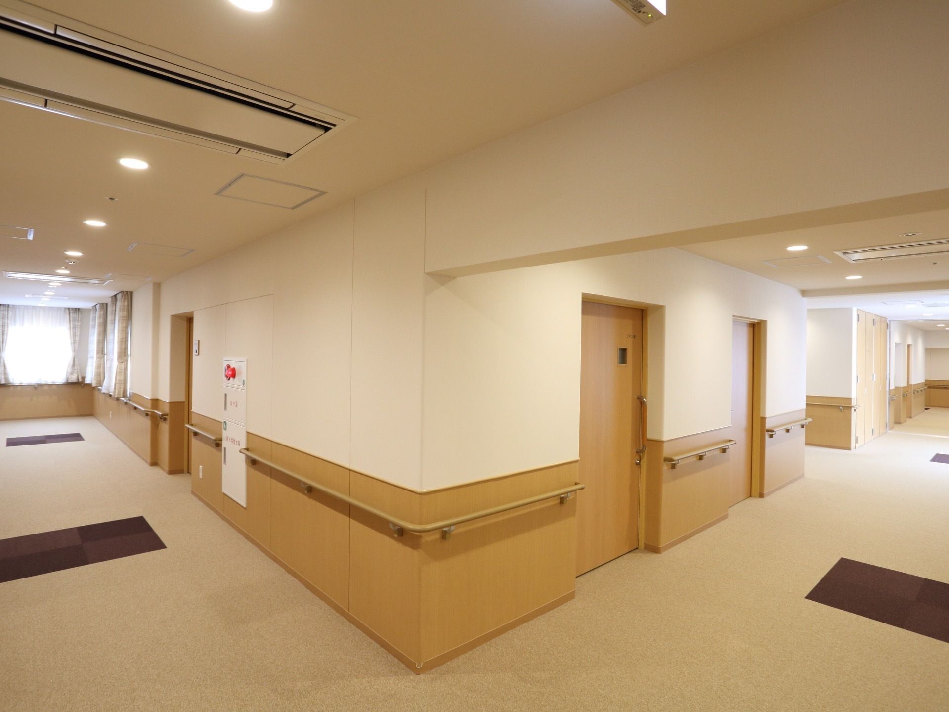 白を基調とした清潔感のある通路である。また掃除も行き届いているので綺麗。手すりが備えつけられているので歩行中の転倒防止になる。