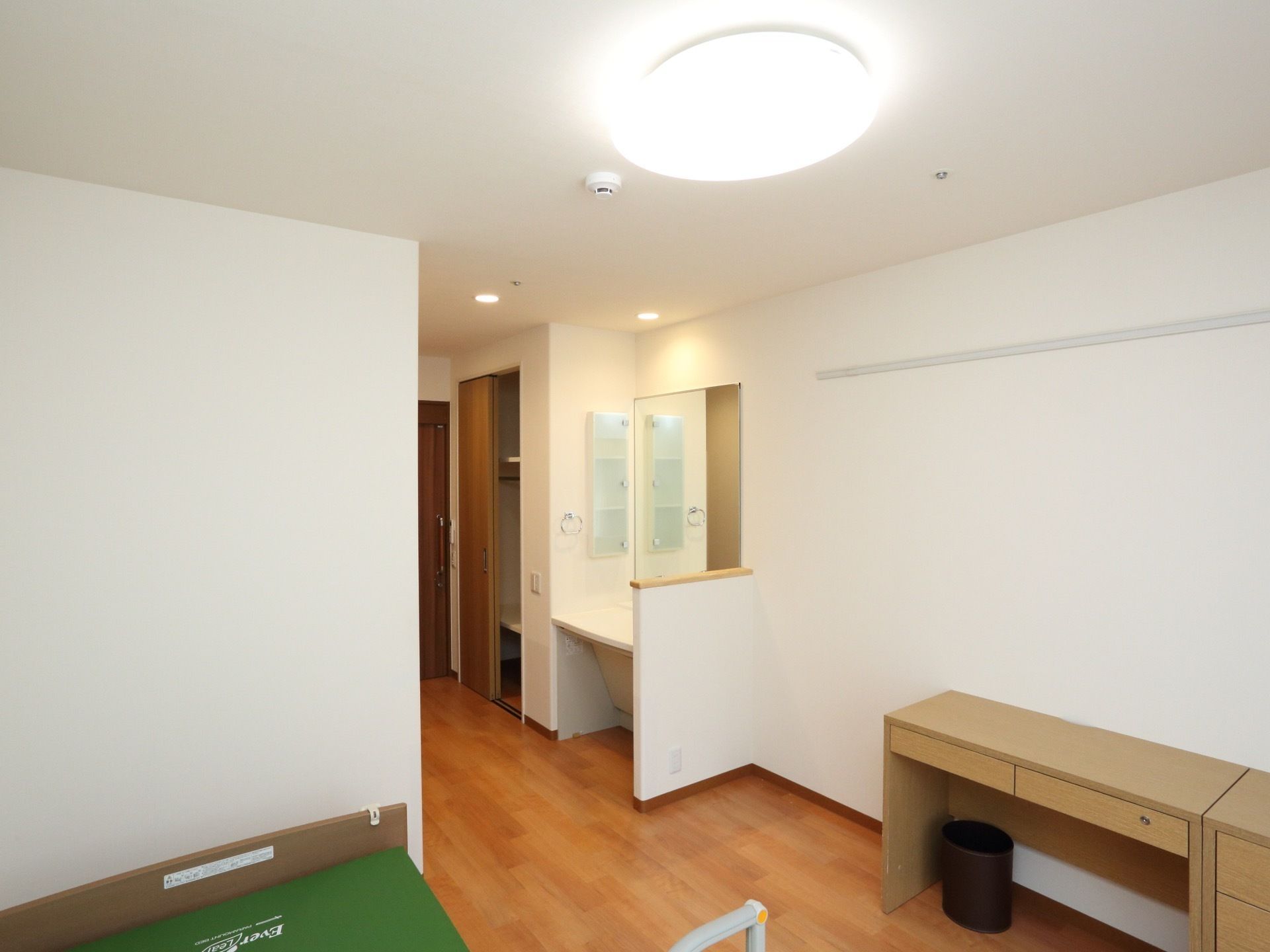 個人入居用の居室である。清潔感のある白を基調とした室内は、明るくすがすがしい印象を与える。室内には収納スペースが設置されている。