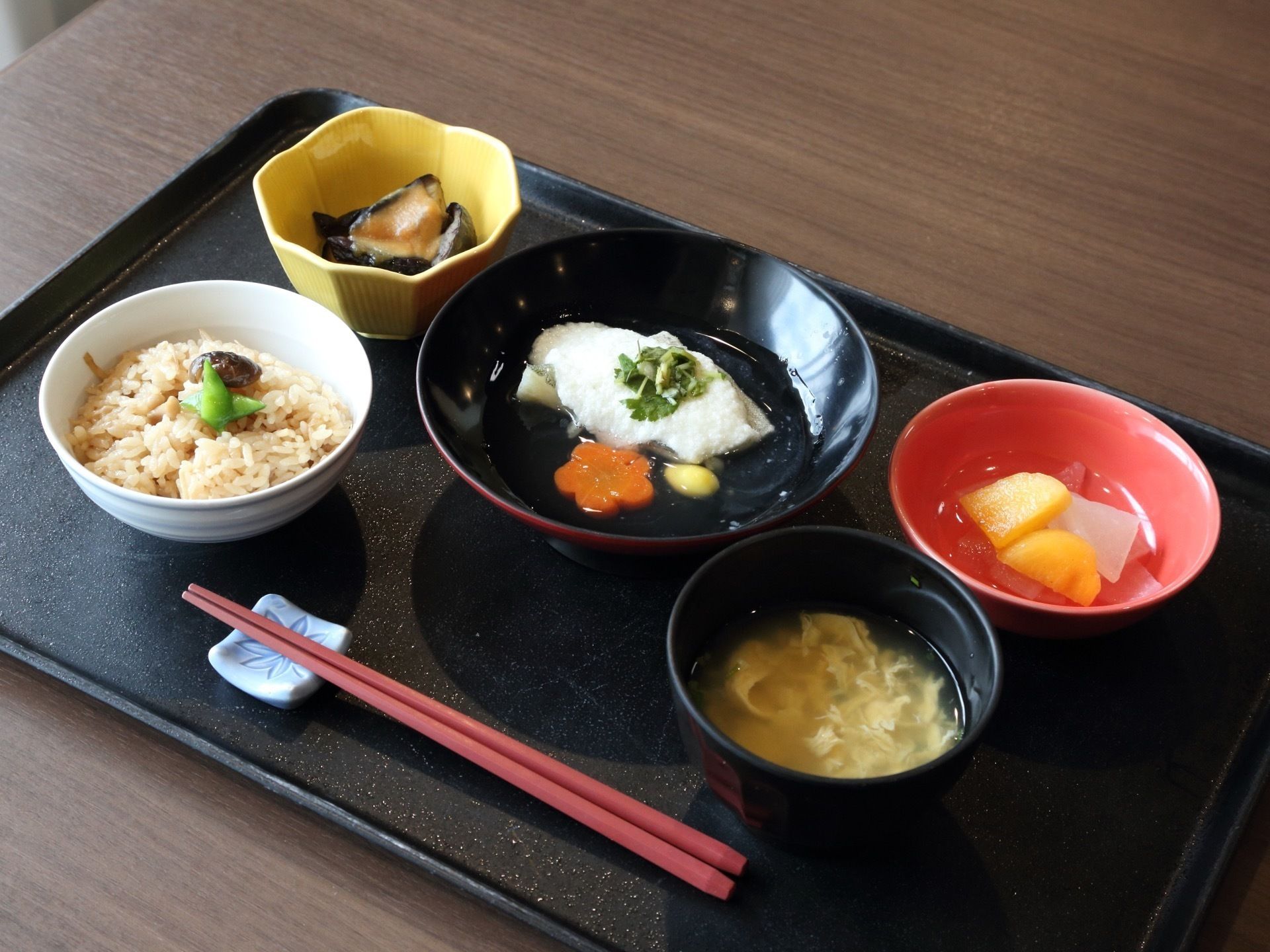 献立の一例。味はもちろん見た目でもお楽しみいただけるように色鮮やかな献立になっている。入居者様の健康も考え栄養バランスもよい。