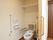 トイレは各部屋についていて、ドアもスライド式なので利用しやすい。背もたれや手すりがついていて安心である。