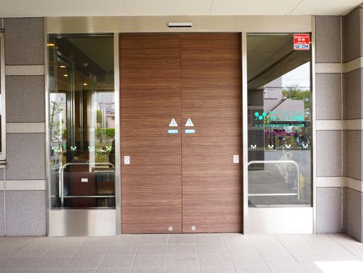 木目調の自動ドア