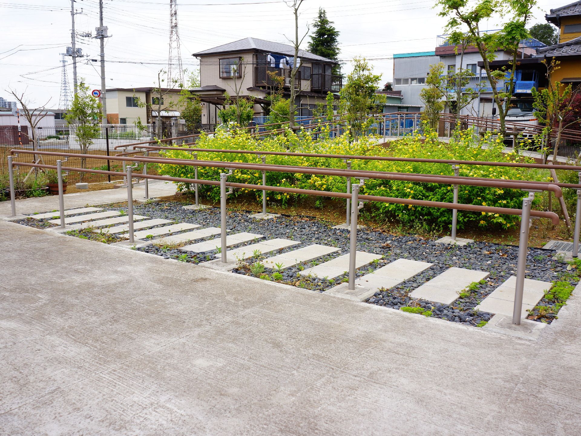 広い施設内にあるスロープは2種類あり、滑らかなものと、玉砂利の上に階段のように長方形のコンクリートが置いてあるものがある。