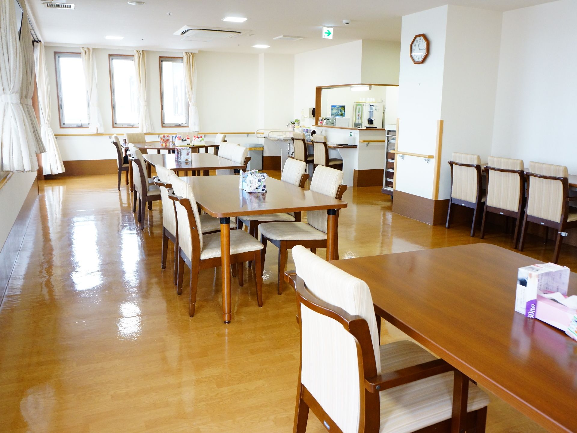 広々とした食堂には窓がたくさんあるので、日射しがたっぷり差し込んで日当たりがよく環境が抜群。車いすでの移動が可能。